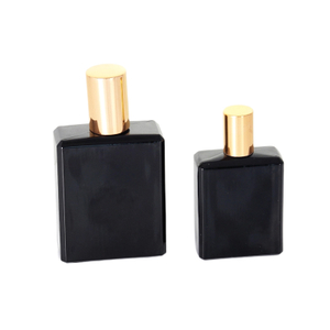 女性用の黒い長方形の香水瓶、金色のキャップ付き