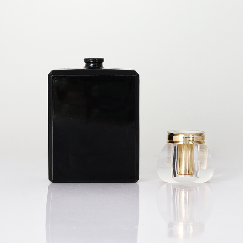 エレガントなブラックとゴールドのコロン スプレー ガラスの香水瓶